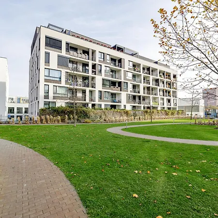 Lägenhet Ahoj Park, Terrace Vibes Studio, Private Parking